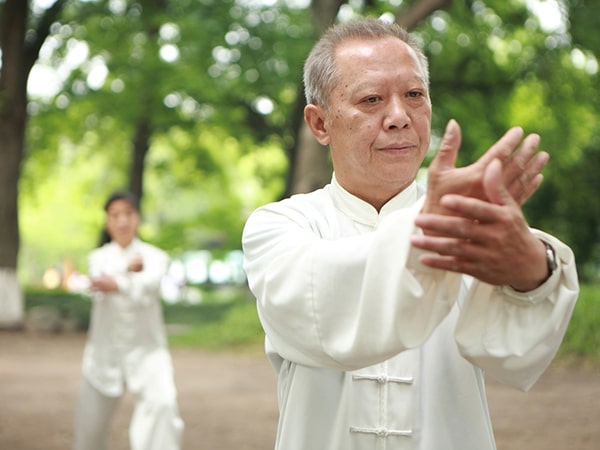 Tai Chi giúp cải thiện sự phối hợp và cân bằng, phù hợp cho người bị hoa mắt chóng mặt