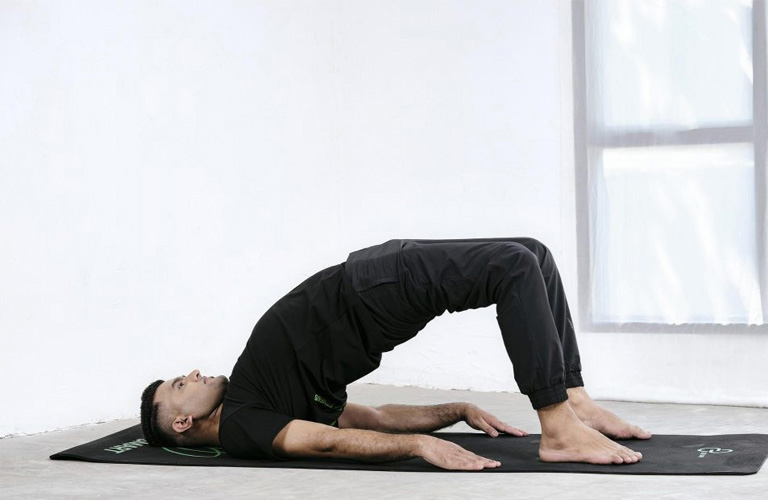 Tư thế cây cầu (Setu Bandhasana) rất tốt cho sức khỏe sinh lý nam giới.