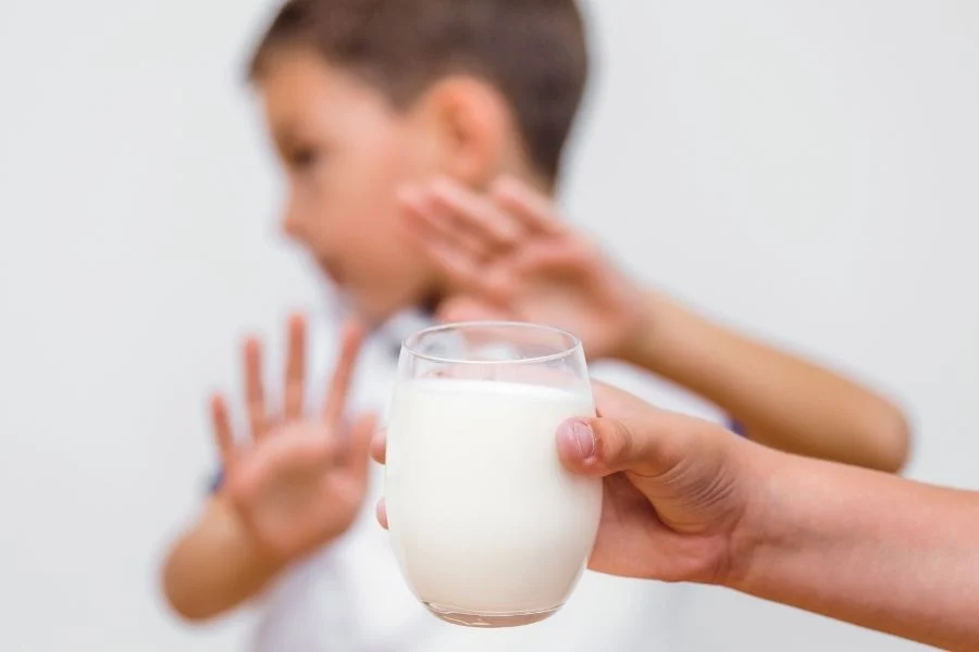 Cha mẹ không nên cho trẻ uống sữa hay các chế phẩm từ sữa có chứa đường lactose