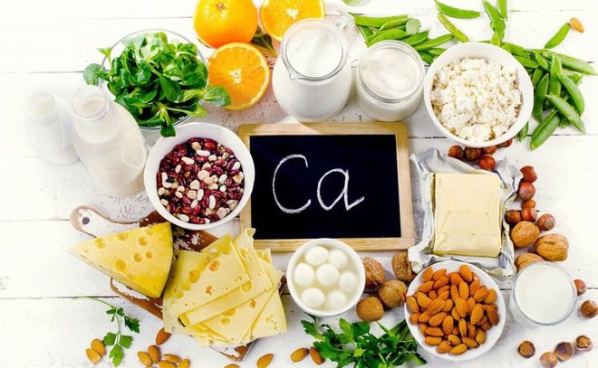 Xây dựng thực đơn giàu canxi từ các loại hạt và rau xanh giúp củng cố khung xương từ bên trong
