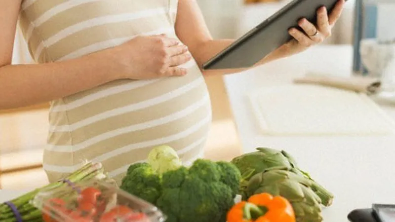Mẹ bầu cần lắng nghe cơ thể và theo dõi sát sao cử động của bé trong giai đoạn nước rút này 