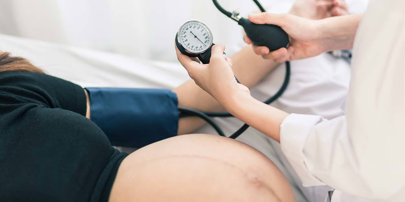 Vận động nhẹ nhàng giúp mẹ bầu thư giãn mạch máu và ổn định huyết áp