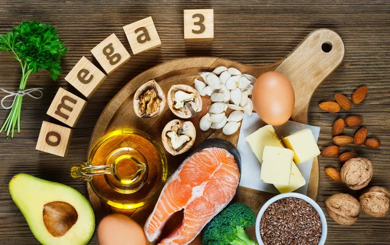Hình ảnh minh họa các loại cá biển và thực phẩm giàu omega 3 trong chế độ ăn uống. 