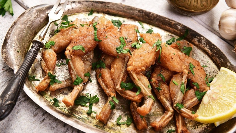 Người bệnh gút chỉ nên ăn tối đa 70 - 100g thịt ếch trong một bữa ăn và không quá 2 lần mỗi tuần