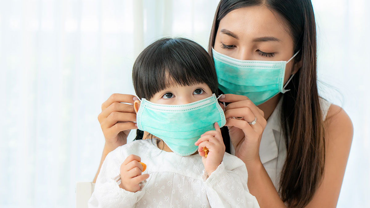 Đeo khẩu trang để tránh lây lan virus qua giọt bắn