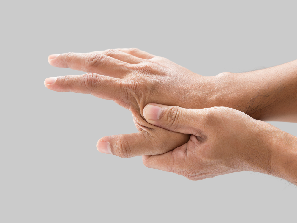 Tê bì là biểu hiện thường có ở người mắc bệnh động mạch ngoại biên