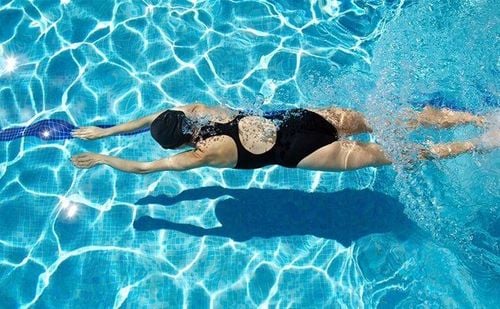 Thường xuyên bơi trong nước bẩn là đối tượng có nguy cơ cao bị nấm tai