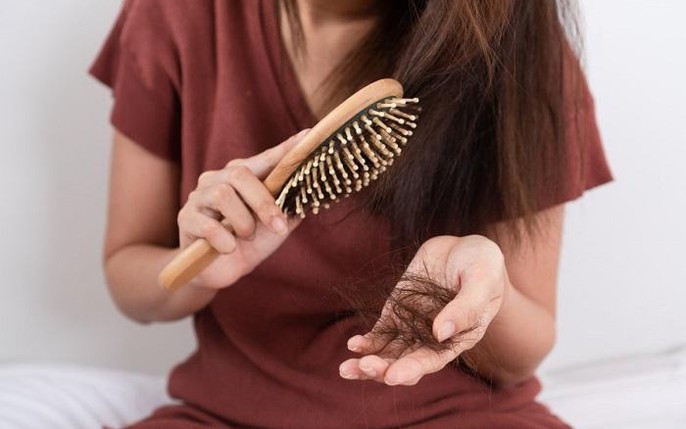 Rụng tóc nhiều là dấu hiệu có thể bạn đang mắc bướu tuyến giáp lan tỏa