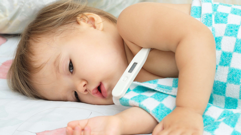 Chăm sóc đúng cách giúp trẻ cảm thấy dễ chịu hơn khi bị sốt