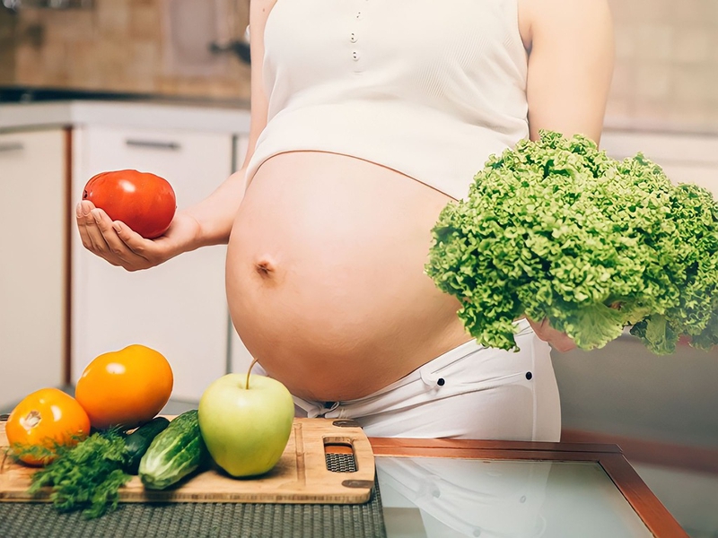 Thai phụ nên ưu tiên sử dụng cải Kale đã được nấu chín để tránh đầy bụng và đảm bảo an toàn tiêu hóa