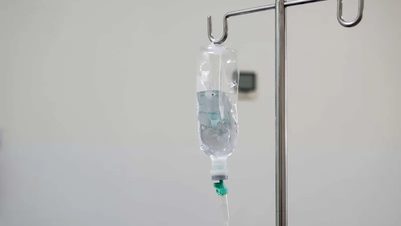 Truyền nước bị phù tay: nguyên nhân và cách giải quyết