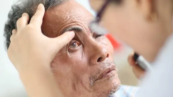 Thăm khám mắt tại cơ sở y tế giúp phát hiện sớm nguyên nhân gây chảy máu mắt và đưa ra hướng điều trị phù hợp