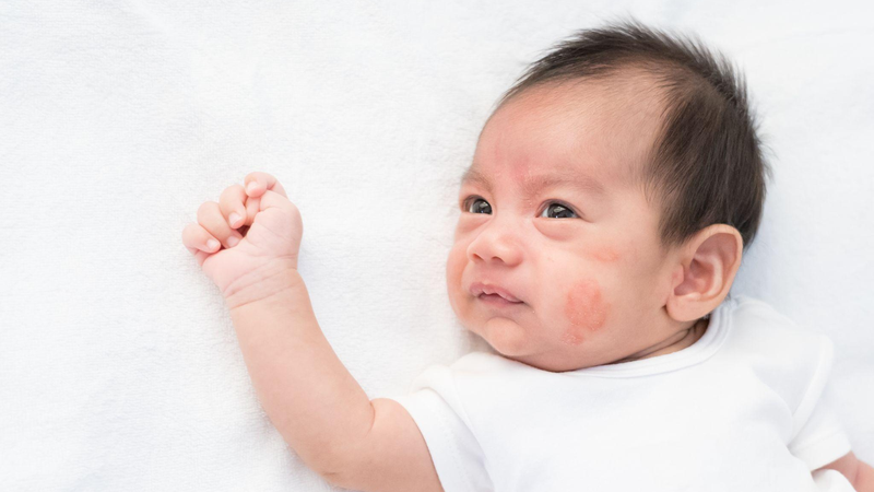 Bù dịch từng thìa nhỏ giúp trẻ dễ tiếp nhận và ngăn ngừa mất nước 