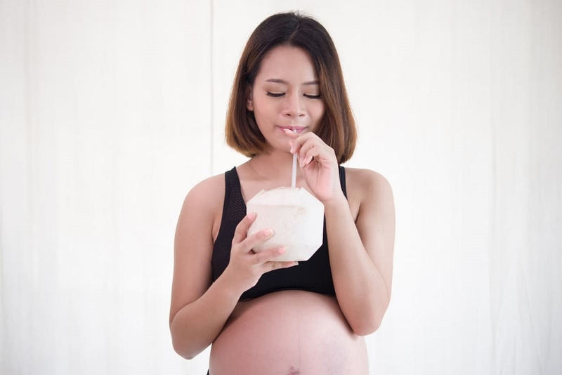 Lựa chọn thời điểm thích hợp trong thai kỳ để uống nước dừa không ảnh hưởng thai nhi