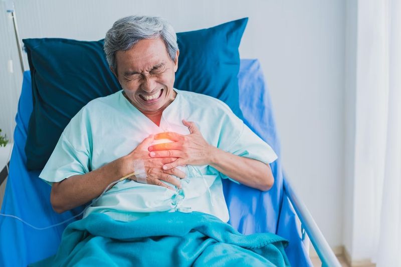 Sử dụng các thiết bị hỗ trợ theo dõi huyết áp và nhịp tim tại nhà giúp người bệnh quản lý sức khỏe sau điều trị hiệu quả