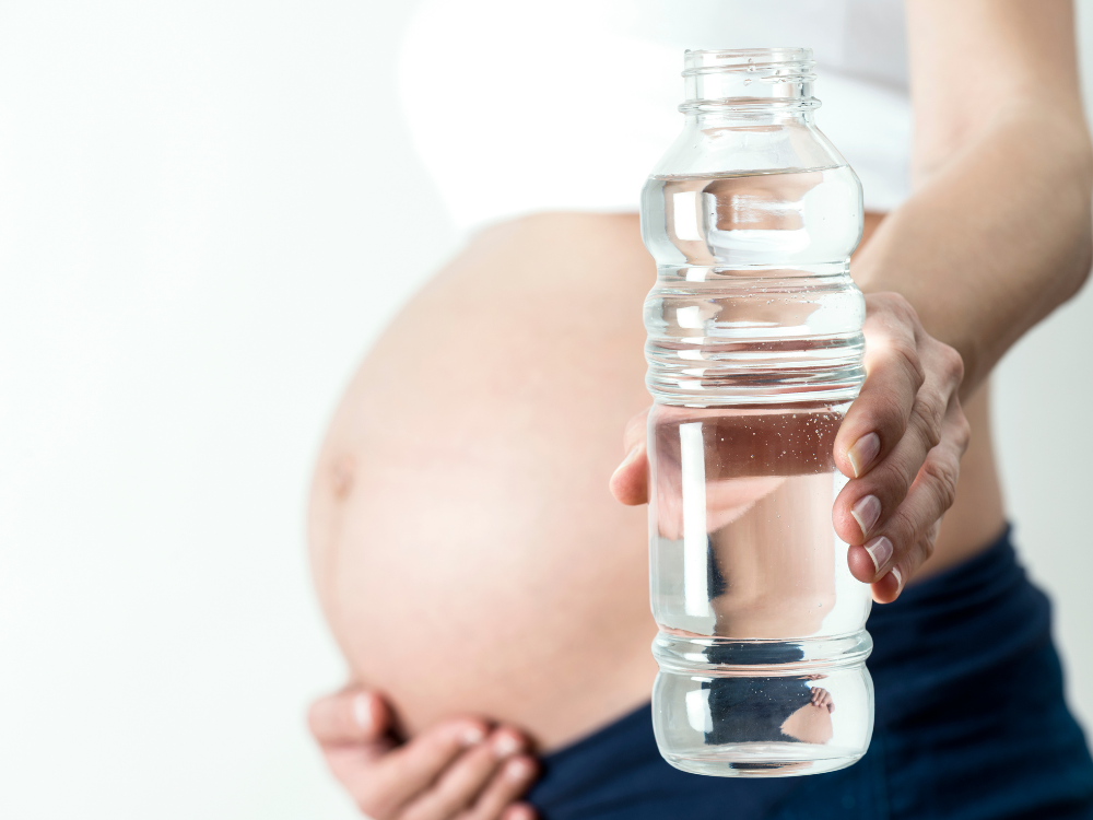 Uống đủ nước để phòng ngừa cơn gò chuyển dạ giả