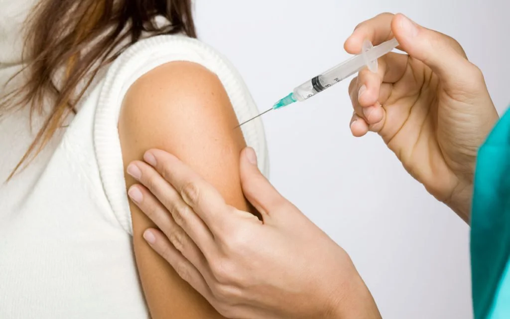 Nên tiêm vắc-xin để phòng ngừa cúm H1N1.