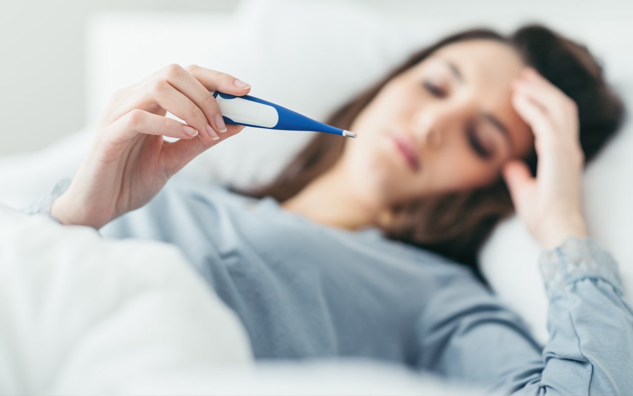 Sốt cao có thể là triệu chứng phổ biến của bệnh và dễ nhầm lẫn với triệu chứng sốt thông thường