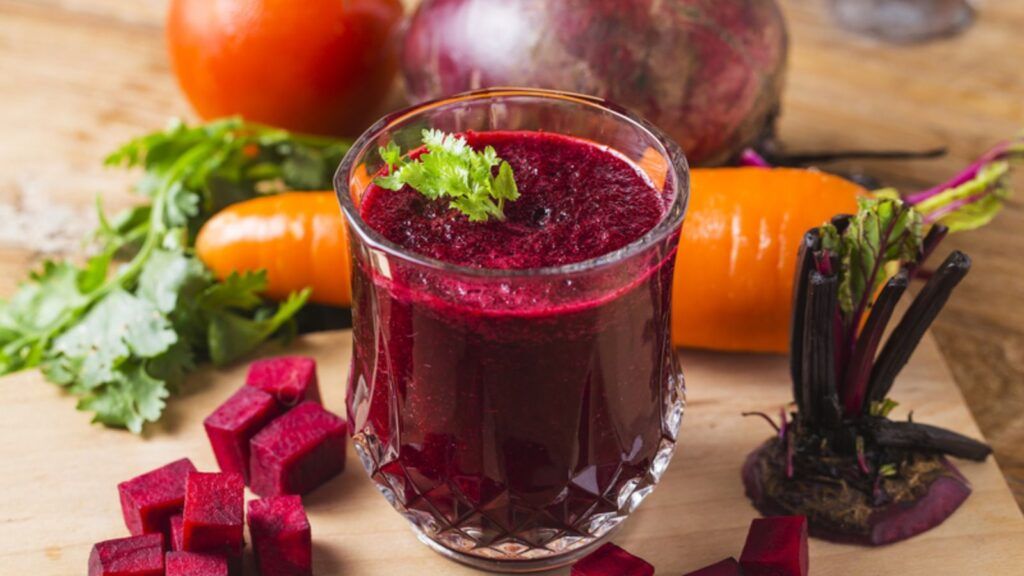 Nước tiểu màu vàng đậm ở nữ có sao không?