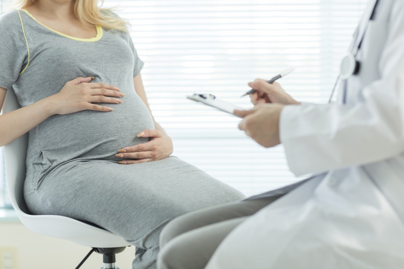 Việc theo dõi sát sao nhiệt độ cơ thể giúp mẹ bầu bảo vệ sức khỏe cho bé yêu 