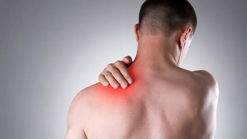 Hình ảnh minh họa quy trình nắn trật khớp vai tại cơ sở y tế với các bước thăm khám, nắn chỉnh và cố định khớp