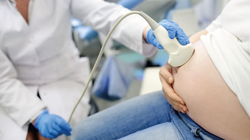 Các bác sĩ có thể xác định sơ bộ vị trí của bé thông qua việc thăm khám bụng ngoài 