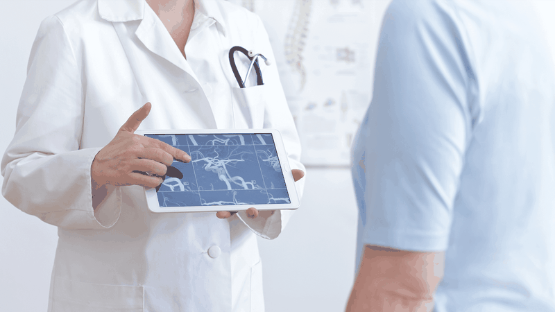 Hình minh họa trẻ được chuẩn bị và hướng dẫn trước khi chụp MRI để đảm bảo an toàn và giảm lo lắng 