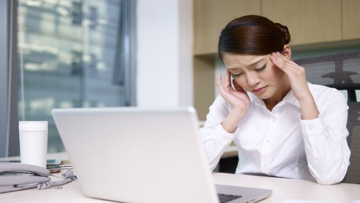 Đau đầu là triệu chứng điển hình nhất của viêm xoang sàng