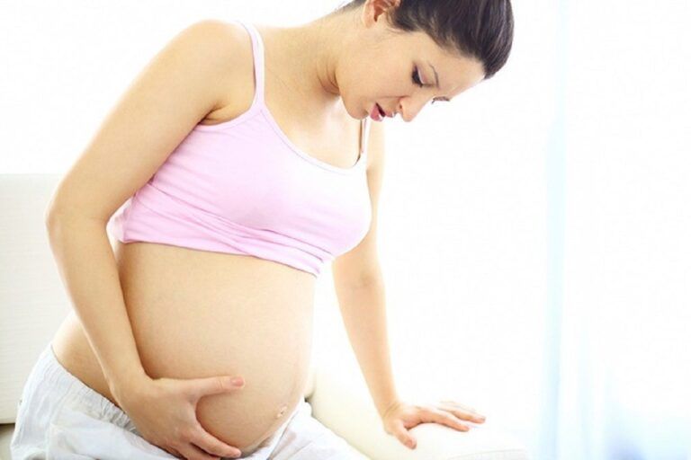 Sử dụng các thiết bị theo dõi sức khỏe và thực hiện đúng chỉ định y tế giúp mẹ bầu vượt qua giai đoạn động thai một cách an toàn