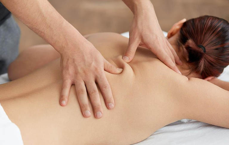 Massage nhẹ nhàng vùng cổ và vai để giảm căng thẳng và đau