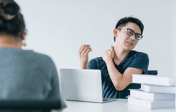 Ngồi sai tư thế dẫn đến đau cổ