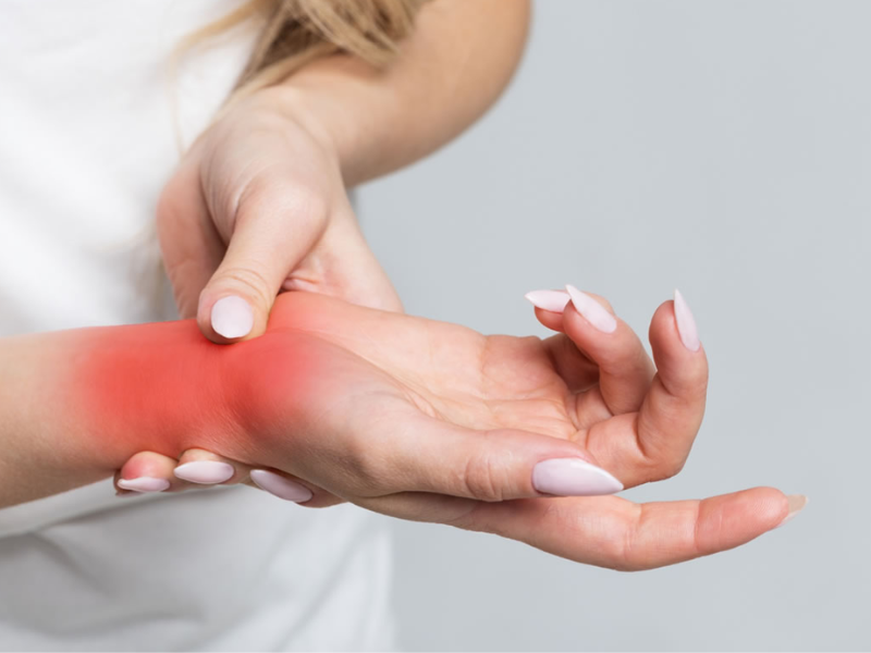 Đau cổ tay sau sinh là dấu hiệu của hội chứng viêm bao gân vùng mỏm trâm quay hay hội chứng ống cổ tay.