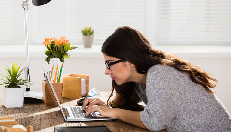 Tư thế ngồi khi làm việc sai khiến bạn bị đau cổ vai gáy