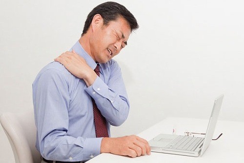 Nhân viên văn phòng rất dễ mắc đau cổ vai gáy