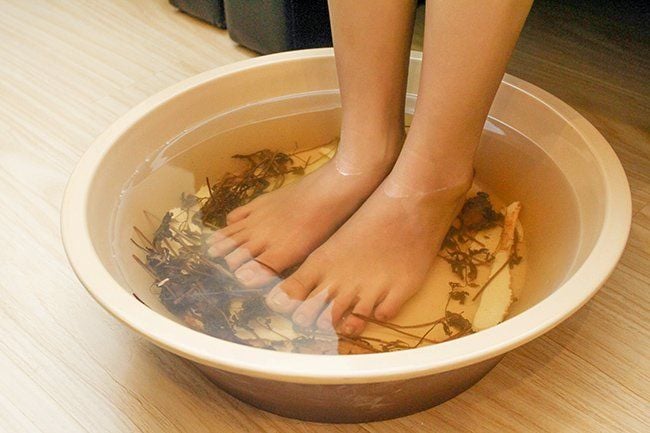 Ngâm chân nước ấm giúp giảm đau gót chân