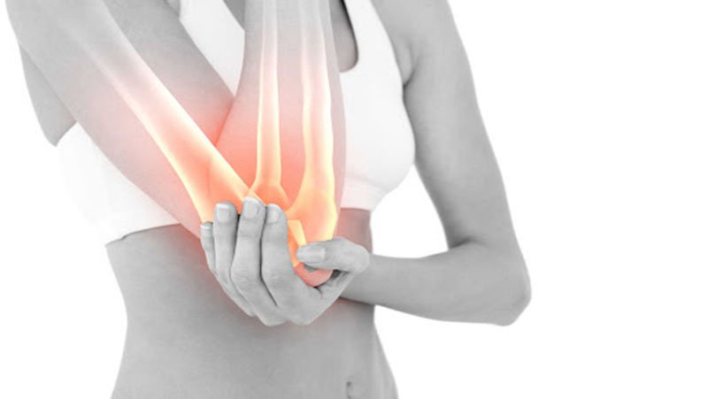 Đau khớp khuỷu tay sẽ dẫn tới tình trạng sưng, đỏ vùng quanh khớp