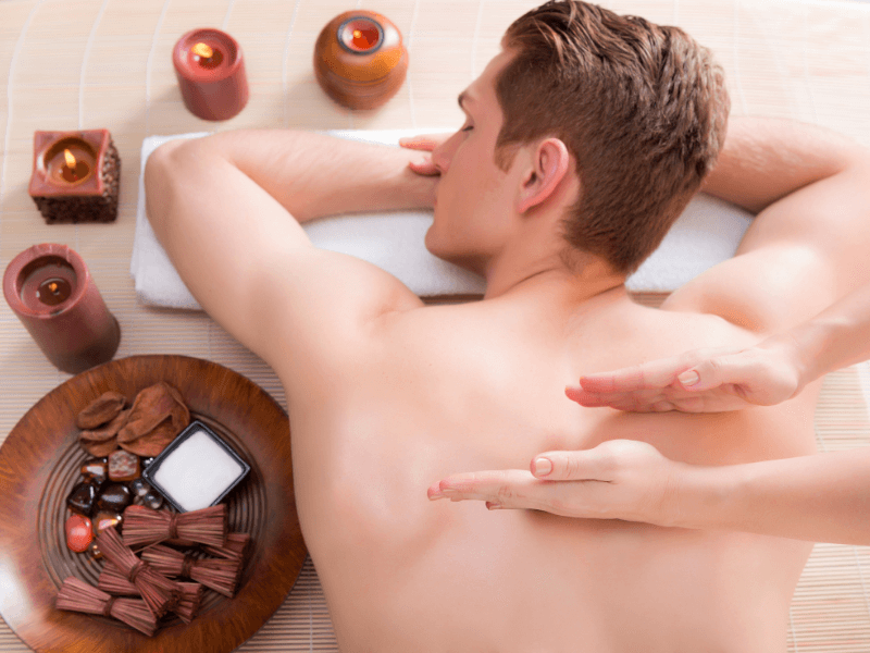 Massage nhẹ nhàng vùng lưng với dược liệu phù hợp 