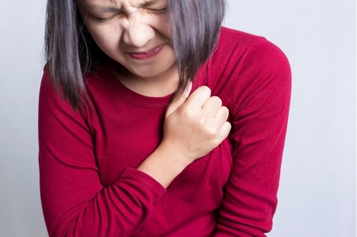 Tức ngực có thể chỉ thoáng qua hoặc gây đau dữ dội tùy theo nguyên nhân