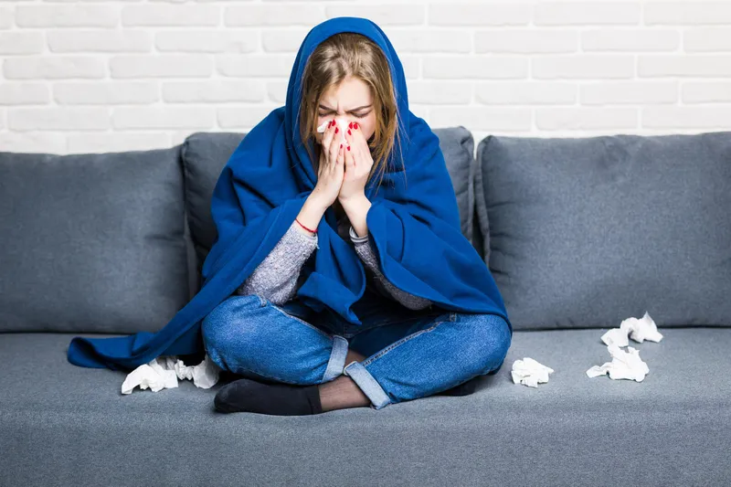 Sự thay đổi nhiệt độ môi trường đột ngột có thể khiến cơ thể xuất hiện cảm giác nóng lạnh thất thường.