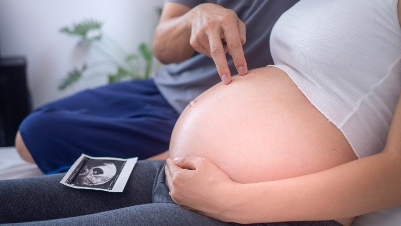 Những cái chạm nhẹ nhàng lên bụng mẹ giúp thắt chặt sợi dây liên kết giữa cha mẹ và bé yêu 