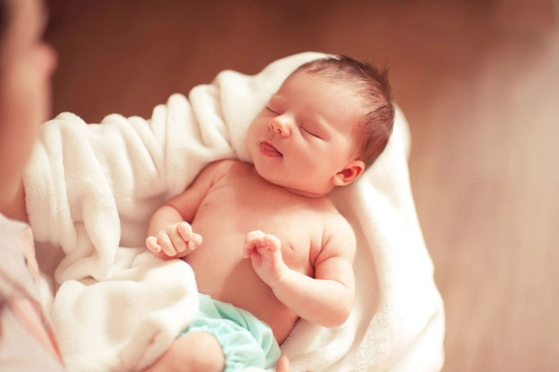 Tắm nước ấm đúng cách có thể giúp người bệnh cảm thấy dễ chịu hơn khi bị sốt