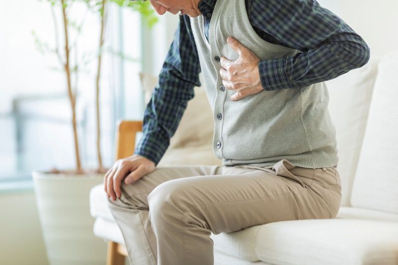 Việc đo điện tâm đồ tại giường giúp bác sĩ nhanh chóng xác định các biến đổi đặc trưng của nhồi máu cơ tim