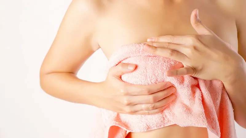 Chườm đá lạnh giúp co mạch máu và giảm bớt lượng sữa tiết ra