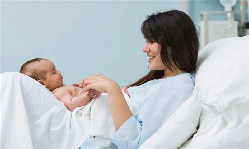 Thời điểm có kinh lại sau sinh mổ phụ thuộc lớn vào việc mẹ có cho con bú hay không 