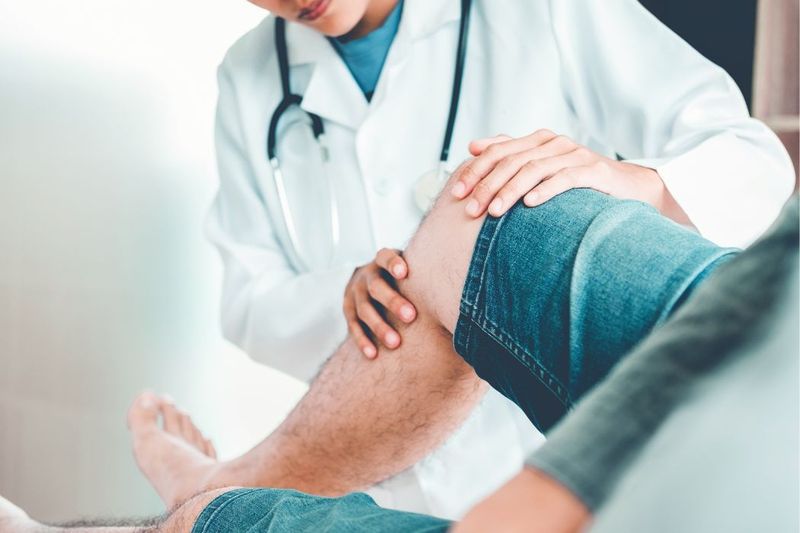 Thoái hóa khớp gối là nguyên nhân thường gặp gây sưng ở người lớn tuổi Thoái hóa khớp gối là bệnh lý mạn tính thường gặp ở người lớn tuổi, xảy ra khi sụn khớp bị bào mòn theo thời gian. Khi sụn khớp bị tổn thương, các đầu xương có thể cọ xát vào nhau, gây viêm và tăng tiết dịch khớp, dẫn đến sưng. Người bệnh thường cảm thấy đau âm ỉ, cứng khớp vào buổi sáng và khó khăn khi vận động. Tình trạng này có thể tiến triển theo thời gian nếu không được kiểm soát tốt.