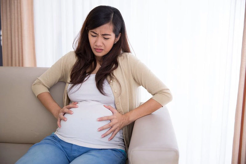 Đau vùng thượng vị là biểu hiện đau dạ dày khi mang thai thường gặp