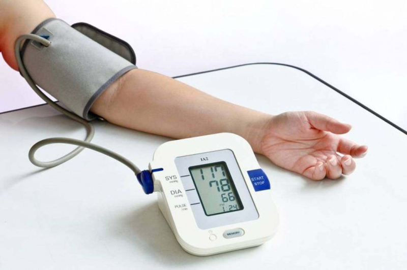 Khi quá liều Amcardia-5 gây tụt huyết áp mạnh, cần đặt bệnh nhân nằm kê cao chân và đưa đi cấp cứu ngay 