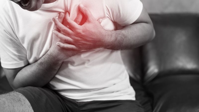 Duy trì cân nặng hợp lý giúp giảm bớt áp lực co bóp cho cơ tim mỗi ngày 