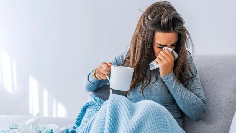 Một số người có thể cảm thấy ớn lạnh, gai người dù nhiệt độ cơ thể vẫn ở mức bình thường.