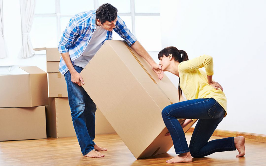 Hay phải bốc vác vật nặng, các động tác đi đứng, vận động, ngồi học, nằm ngủ ... sai tư thế rất dễ gây ra tổn thương cho cột sống